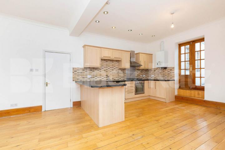 2 bedroom property with a 20ft roof terrace in central Crouch End Park Road, Crouch End